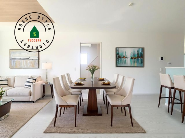 熊本市東区尾ノ上3丁目第1-2棟（1号棟）　の居間・リビング|明るく開放的なリビングダイニングは豊かな陽光が注ぎ込み、やすらぎの空間を演出してくれます。ご家族で楽しいひとときをお過ごし下さい。※家具はCGを合成したものです。