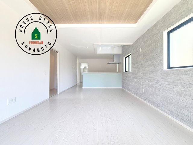 熊本市東区尾ノ上3丁目第1-2棟（1号棟）　の居間・リビング|キッチンからリビングをしっかり確認できます。家族の笑顔があふれる空間になりそうですね。