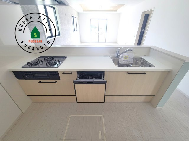 熊本市東区尾ノ上3丁目第1-2棟（1号棟）　のキッチン|ご家族を近くに感じられる対面キッチンのLDK。会話もはずみそうですね。