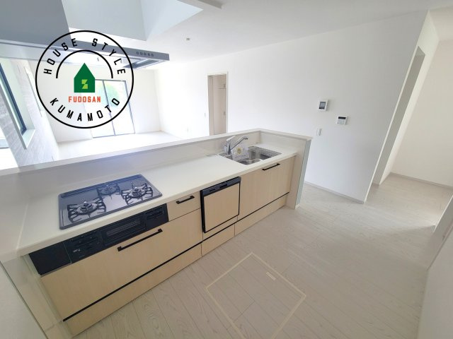 熊本市東区尾ノ上3丁目第1-2棟（1号棟）　のキッチン|ダイニングテーブルへの配膳がラクラク、お料理はかどるカウンター付きシステムキッチン！