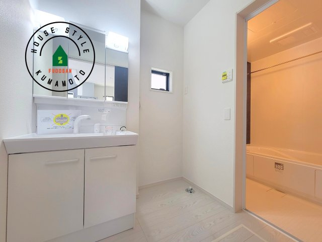 熊本市東区尾ノ上3丁目第1-2棟（2号棟）　の脱衣所|ゆとりの洗面スペースで朝の身支度もスムーズに。暮らしを快適に変えるシャワー付洗面台です！