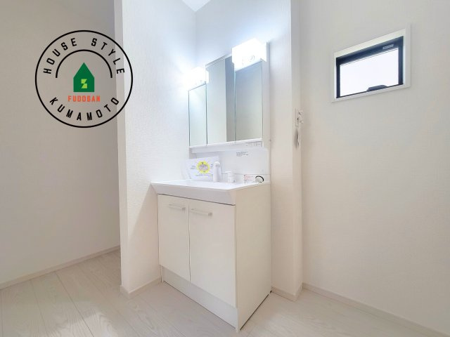 熊本市東区尾ノ上3丁目第1-2棟（2号棟）　の独立洗面台|毎日使うものだから清潔な空間を保ちたい水回り。洗面にはそんな願いを解消させてくれる収納アイデアが満載です。三面鏡の裏側にはキャビネットが現れ小物から背の高い物まで収納できます。