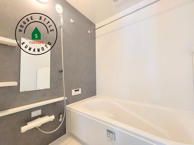 熊本市東区尾ノ上3丁目第1-2棟（2号棟）　の浴室|1日の疲れを癒してくれる広々バスルーム。雨の日のお洗濯にも大活躍な浴室乾燥機付です！