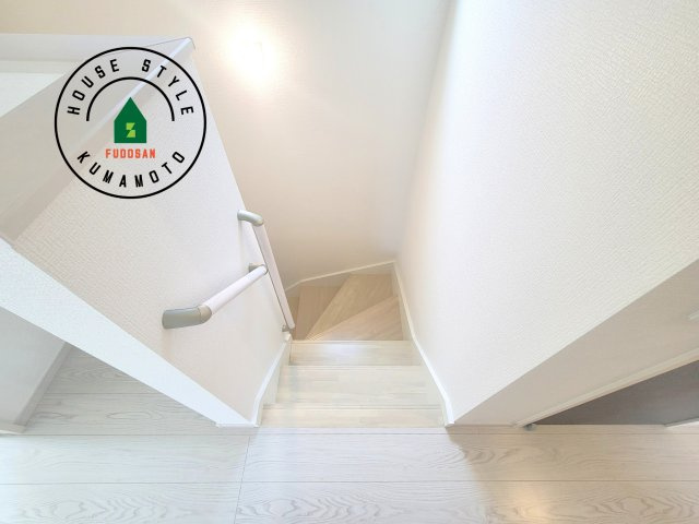 熊本市東区尾ノ上3丁目第1-2棟（2号棟）　の内装|＜手すり付階段＞手すりがないと階段の昇り降りで危険なことはもちろん、壁に手をつきながら歩くことで壁紙が汚れやすくなります。すべての方に快適に昇り降りしていただくため、手すりを設置しました。