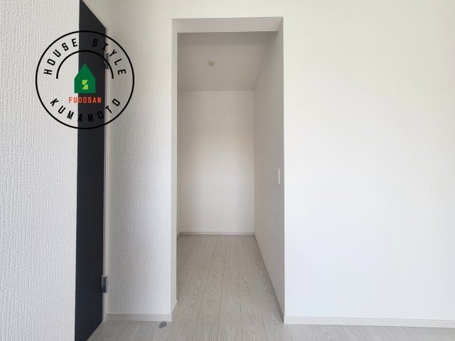 熊本市東区尾ノ上3丁目第1-2棟（2号棟）　の収納|洋服や大きな荷物が多い方や人数の多いご家族などは、一般的なクローゼットよりもウォークインクローゼットのほうが使い勝手が良いです。