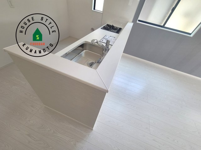 熊本市東区尾ノ上3丁目第1-2棟（2号棟）　のダイニング|キッチンから立ち込める香りが今日の料理を期待させます。