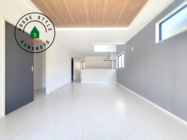 熊本市東区尾ノ上3丁目第1-2棟（2号棟）　の居間・リビング|キッチンからリビングをしっかり確認できます。家族の笑顔があふれる空間になりそうですね。