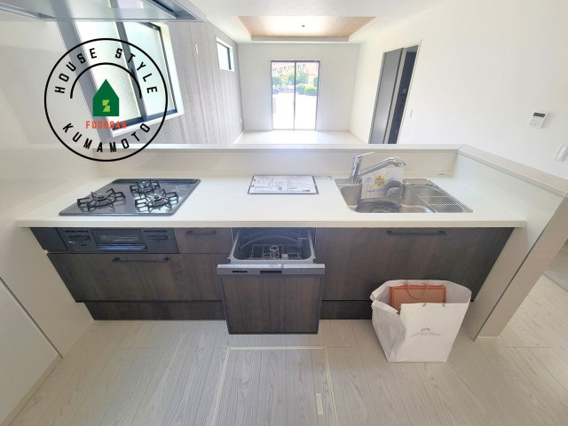 熊本市東区尾ノ上3丁目第1-2棟（2号棟）　のキッチン|ご家族を近くに感じられる対面キッチンのLDK。会話もはずみそうですね。