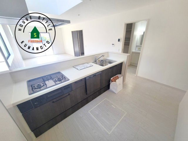 熊本市東区尾ノ上3丁目第1-2棟（2号棟）　のキッチン|ダイニングテーブルへの配膳がラクラク、お料理はかどるカウンター付きシステムキッチン！