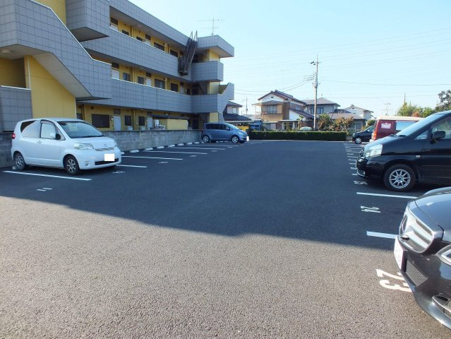 リエス小山間々田の駐車場