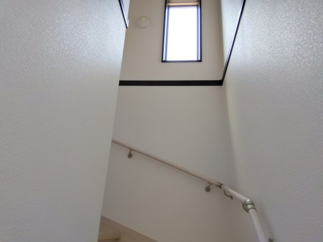 売中古戸建　三島市御園の内装|上部に窓があるので明るくなっています。自然光は温もりがあっていいですね。