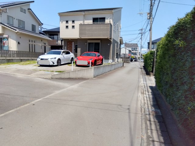 売中古戸建　三島市御園の前面道路含む現地写真|お車は並列で5台駐車出来ます。道路間口も広々としています。車の出入りがスムーズに行えます。