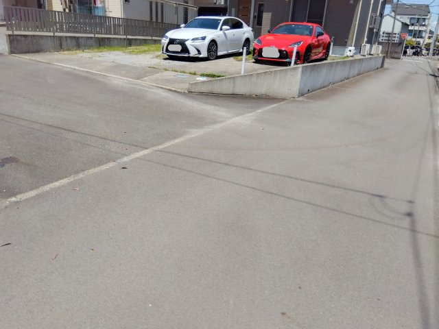 売中古戸建　三島市御園の前面道路含む現地写真|南側が通路になっています。陽当たり、風通し良好です。