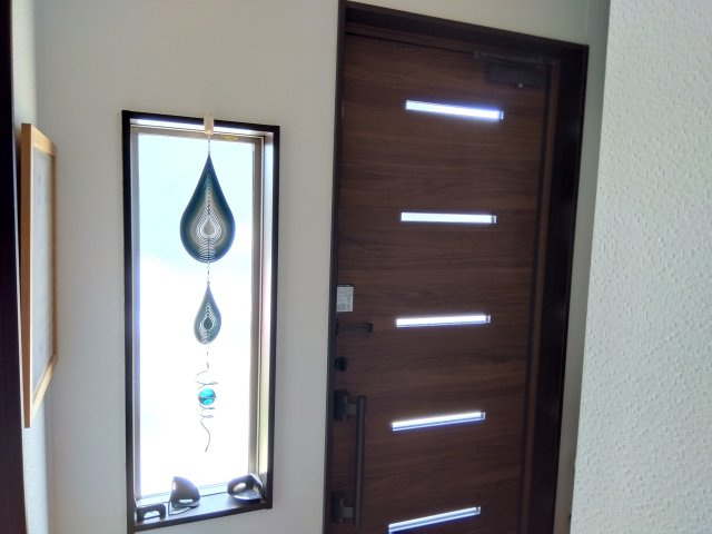 売中古戸建　三島市御園の玄関|明るく広々とした玄関です。陽当たりも良く気持ち良く1日のスタートがきれそうですね。