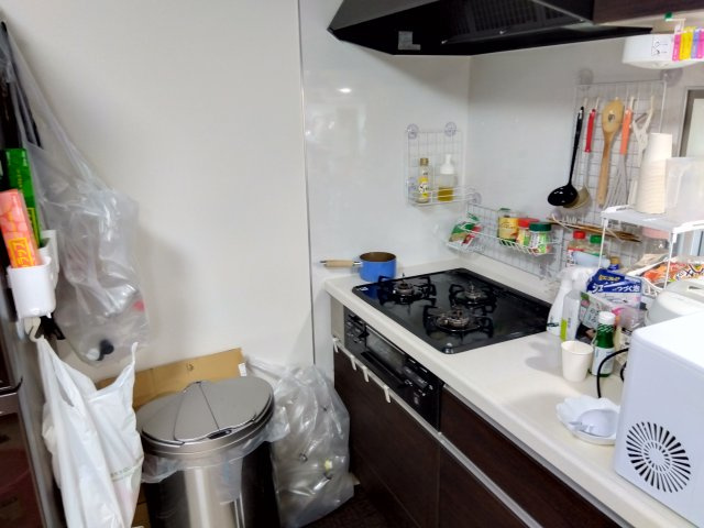 売中古戸建　三島市御園のキッチン|3口コンロなのでお料理が快適に出来そうですね。調理スペースも広々としています。