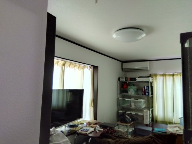 売中古戸建　三島市御園の居間・リビング|二面採光なので日差しがたっぷり入ります。また風通しが良く解放感もあります。