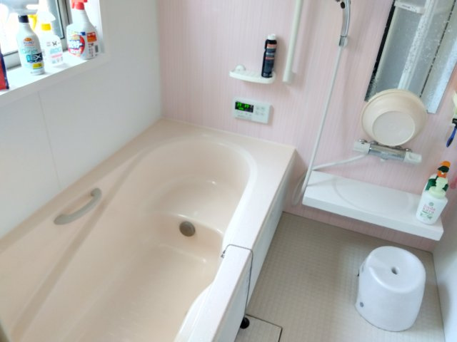 売中古戸建　三島市御園の浴室|窓があるので明るい室内です。備え付けの台があるのでシャンプーを置いたり出来て便利です。