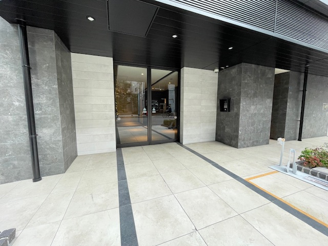 エステムコート堺筋本町のエントランス