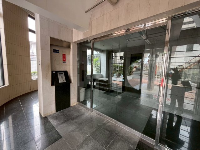 朝日プラザ坪井のエントランス