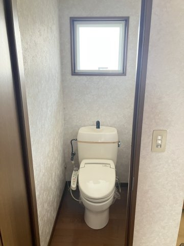 apartment Be：1のトイレ|窓付きの明るいトイレです！一人暮らしも嬉しいバス・トイレ別