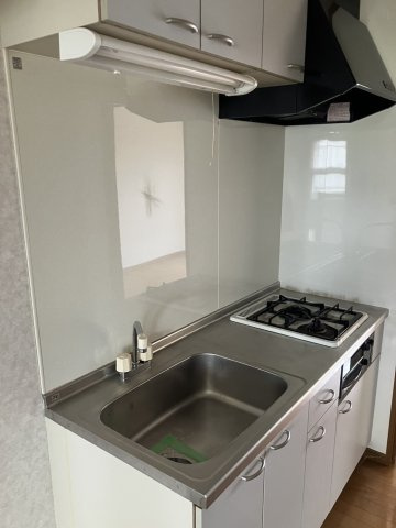 apartment Be：1のキッチン|お掃除らくらくシステムキッチン◆自炊に便利なプロパンガス仕様の２口コンロです