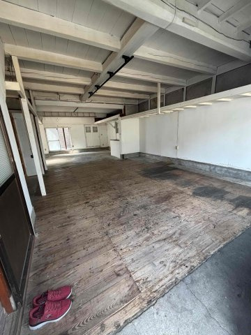 荒田町3丁目店舗付住宅の駐車場