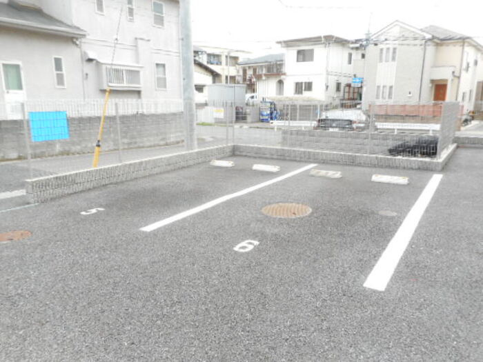 クラージュの駐車場