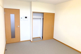 落ち着いて過ごせるお部屋なので、寝室にいかがでしょうか