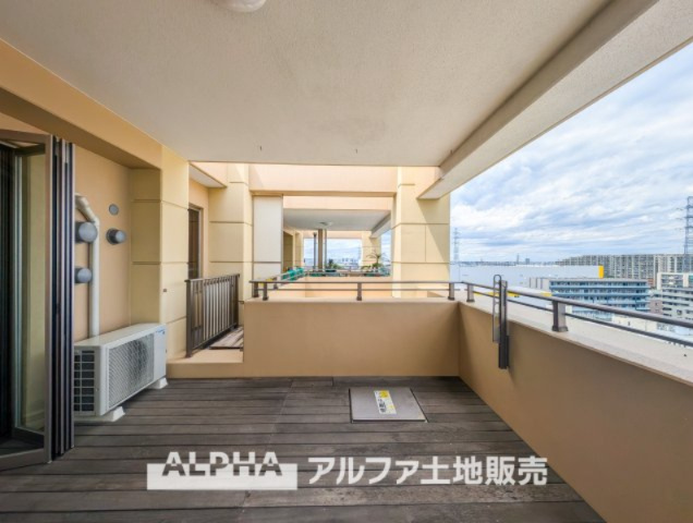 グランシティ豊田レジデンシアガーデンの展望|【Blue sky】
◆青空に包まれて◆ベランダから望む紺碧の空。外を眺め時を忘れるなんて、ひさしかたぶりだろうか。こんなにも広く美しい情景が我が家にも広がっているなんて。こんな時間を大切にしたい。