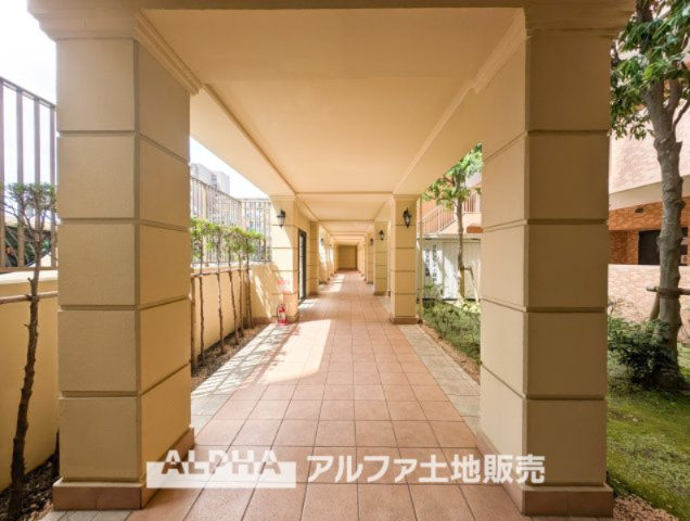 グランシティ豊田レジデンシアガーデンのエントランス|【Welcome】
◆ウェルカム◆帰路につき南欧の石畳を歩き抜けるとそこには「グランシティ豊田」のエントランス。意匠性高くさり気なく気品ですら感じられる。これが「レジデンシアガーデン」のpride