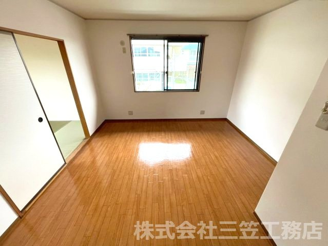 寝屋川市堀溝３丁目のアパートの居間・リビング