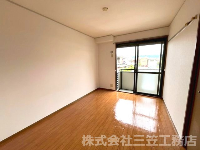 寝屋川市堀溝３丁目のアパートの居間・リビング