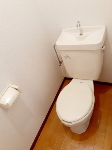 落ち着いた色調のトイレです