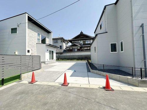 ENプロジェクト熊野町中溝5丁目の駐車場|(No.3)全棟駐車スペースは3台停めれるよう設計されています！
広々とした駐車スペースは来客時や将来お子様が車を持った時も安心です♪
前面道路も6mと広いので駐車も簡単です！