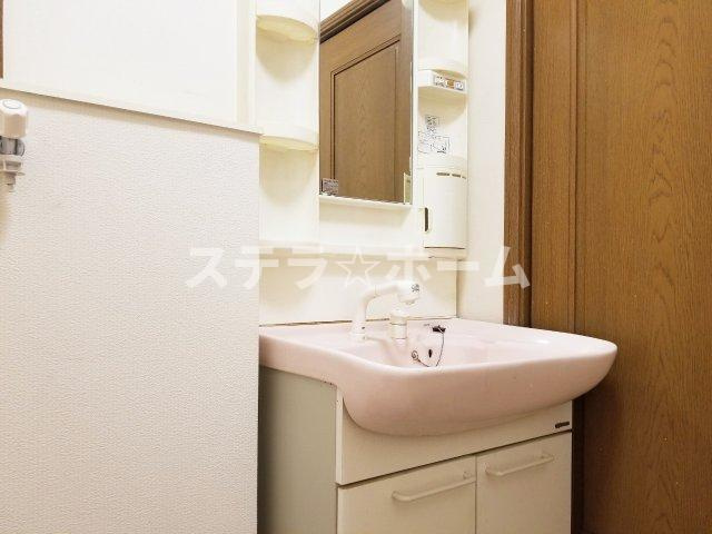 鶴見区横堤4中古戸建の独立洗面台|朝の支度にも助かる、独立の洗髪洗面化粧台