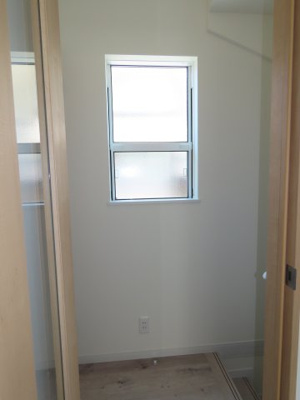 【その他】 | 坂戸市関間未入居戸建 | 陽のたくさん入る窓のある階段