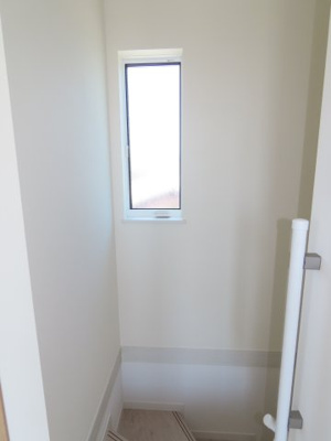 【その他】 | 坂戸市関間未入居戸建 | 陽のたくさん入る窓のある階段