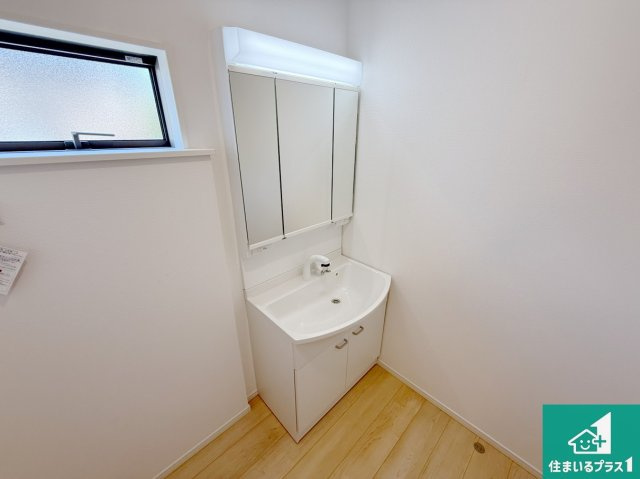 和歌山市和歌川町　第1期　新築一戸建ての独立洗面台|白を基調とした清潔感のあるシャワー付き洗面化粧台です。フラットな鏡は掃除がしやすく毎日清潔！収納が多いのも嬉しいですね。 小窓からも光が差し込み明るいです。