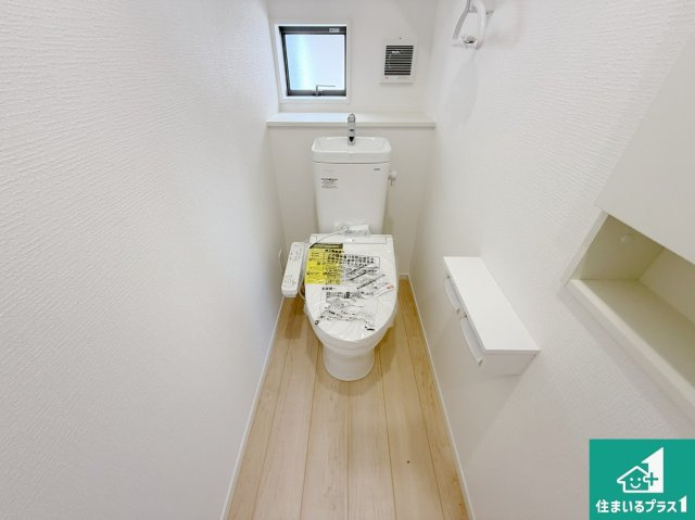 和歌山市和歌川町　第1期　新築一戸建ての外観|1・2階の2ヶ所にあるので、朝の忙しい時間の順番待ちもなく、深夜の利用にも大変便利です。