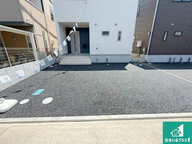 和歌山市和歌川町　第1期　新築一戸建ての駐車場|並列２台駐車可能！ゆとりの駐車スペースで車庫入れもスムーズ！
