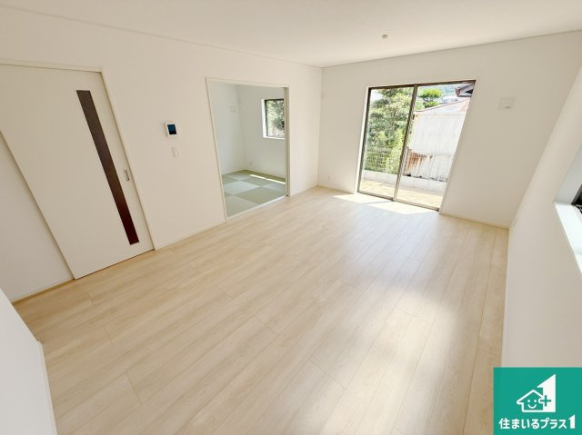 和歌山市和歌川町　第1期　新築一戸建ての居間・リビング|日当たり良好の明るいリビングで朝の目覚めもスッキリできそう！対面キッチンでご家族のコミュニケーションも自然と増える設計！小さなお子様が遊ぶスペースを作っても広々とくつろげるLDK！