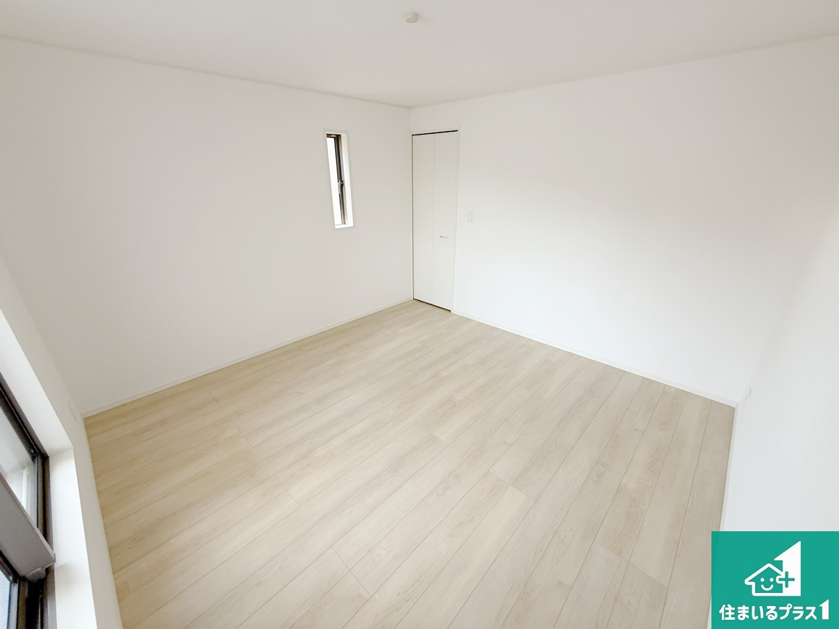 和歌山市和歌川町　第1期　新築一戸建ての洋室|シンプルな洋室は、自分好みのインテリアが楽しめます♪ご家族とインテリアや家具を選びに行くのは新築購入時の醍醐味の一つです。ぜひお楽しみください♪