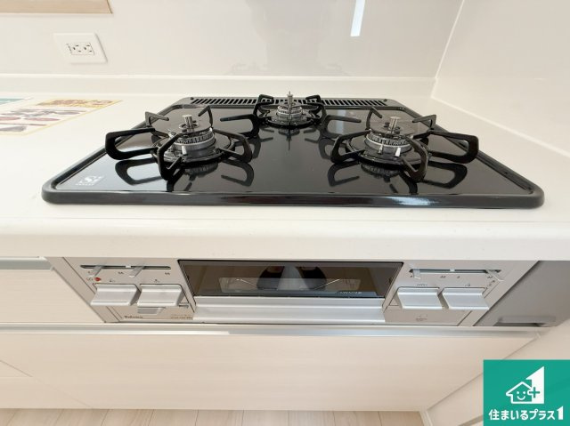 和歌山市和歌川町　第1期　新築一戸建ての設備|ダブル高火力Ｓｉセンサー付きコンロ！３口あるので、まとめて料理をする時も大活躍！