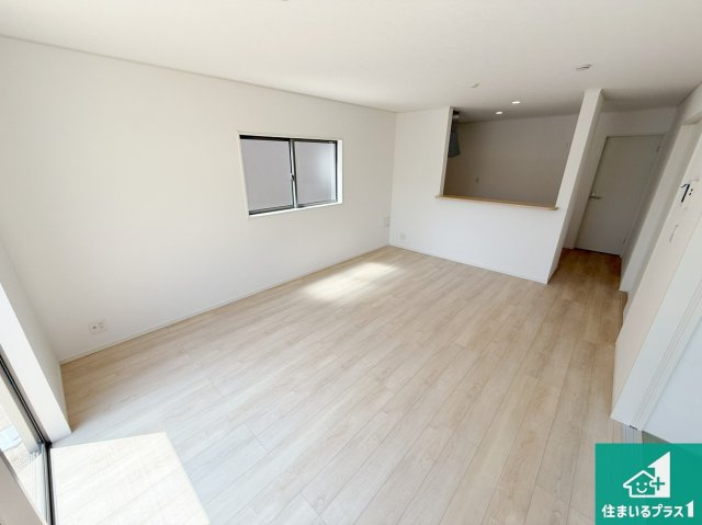 和歌山市和歌川町　第1期　新築一戸建ての居間・リビング|太陽の光が差し込むとっても明るいリビング！思わず微笑みたくなる居心地の良さ。家族団らんの時間も増えそうなくつろぎのＬＤＫで、住む人のこだわりを活かすゆとりある空間♪