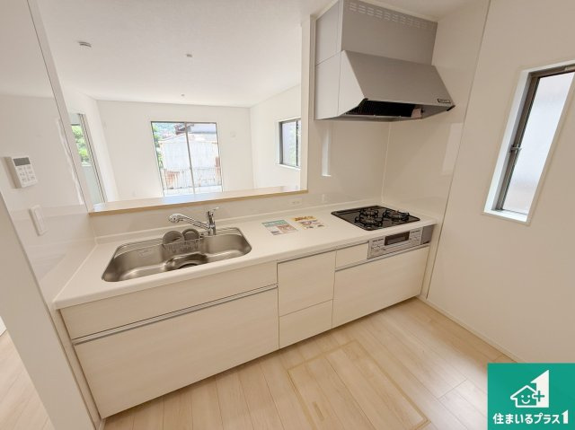 和歌山市和歌川町　第1期　新築一戸建てのキッチン|収納豊富！浄水器付きキッチン！お子さまの様子を見ながらお料理を楽しむことができますね。家族のコミュニケーションが増え会話もはずみそう！