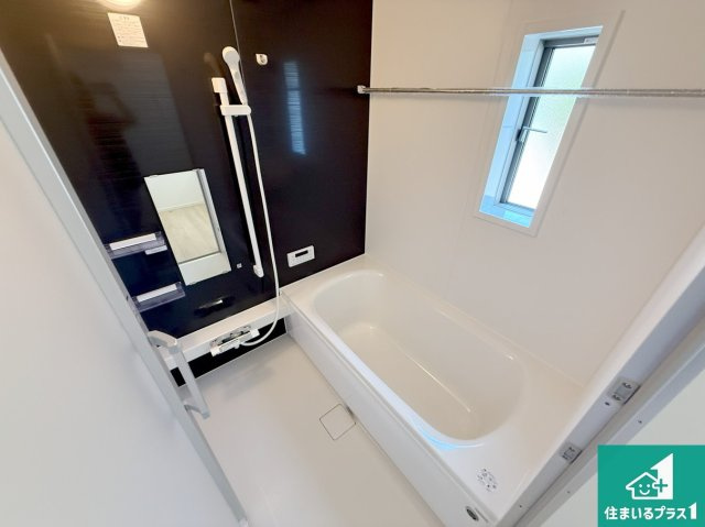 和歌山市和歌川町　第1期　新築一戸建ての浴室|足をゆったり伸ばして一日の疲れを癒してくれる浴槽。窓は少し高めに設置することで、外部からの視線も気にならない設計にし、かつ差し込む光が明るく穏やかな雰囲気にしてくれます！