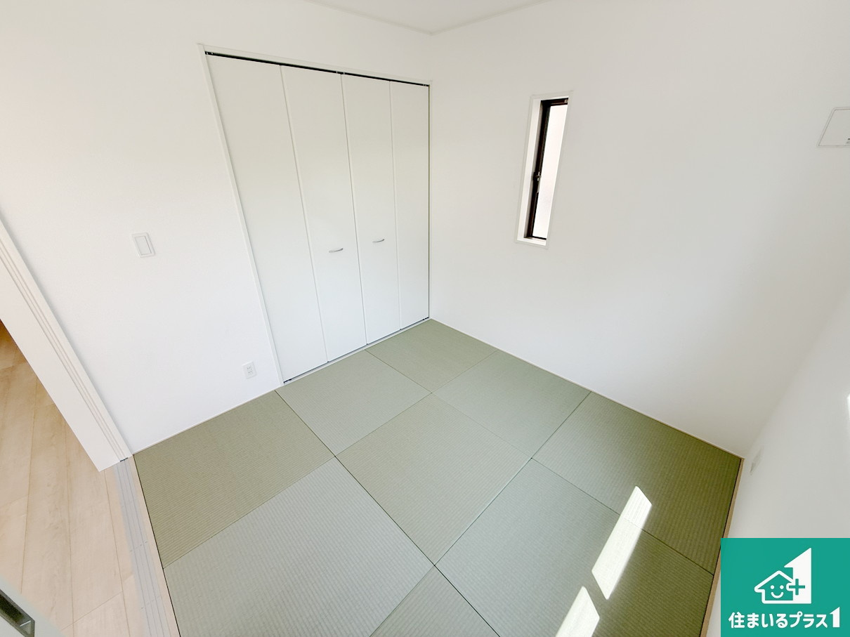 和歌山市和歌川町　第1期　新築一戸建ての和室|一室あると便利な和室は客間としてだけでなく、小さなお子様のプレイルームやみんなでお昼寝もいいですね。壁一面のモダンな扉の押し入れもたっぷり収納力！【現地写真】