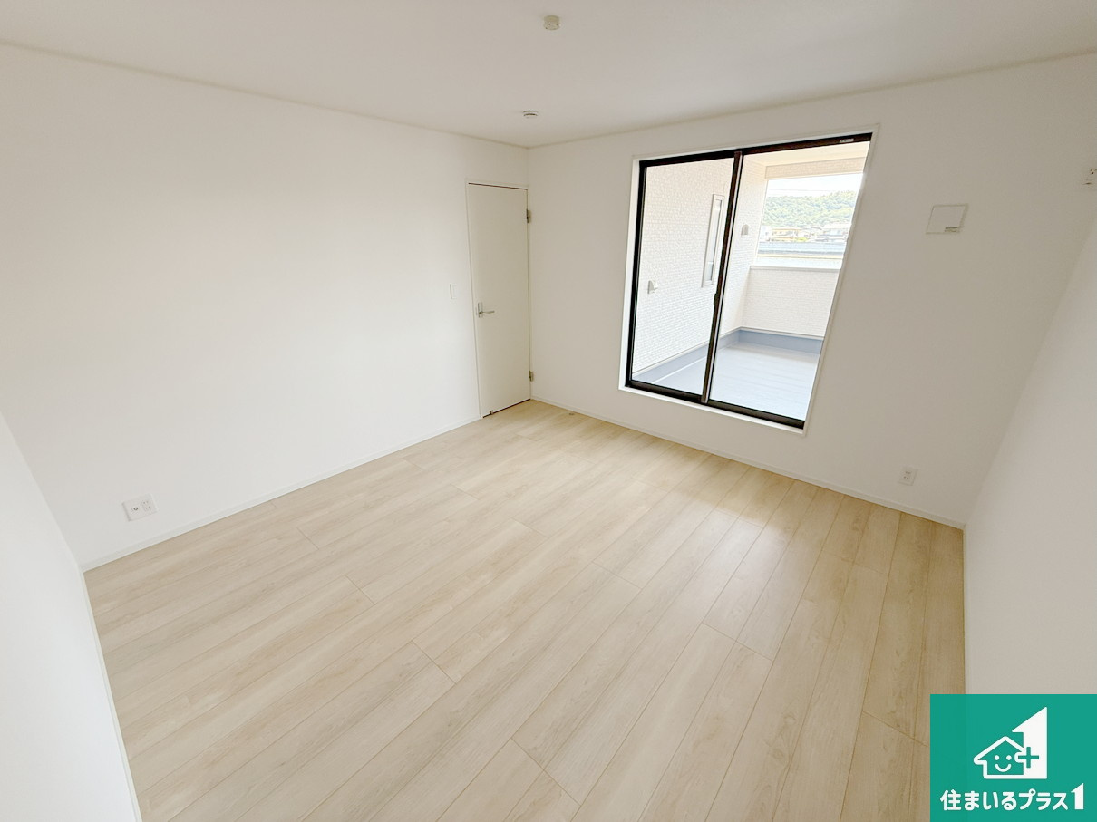 和歌山市和歌川町　第1期　新築一戸建ての洋室|寝室は心地よい眠りについてもらいたくて、シンプルでかつ開放的な空間に！大きな窓から差し込む朝日が、すっきりとした目覚めをサポートします。【現地写真】