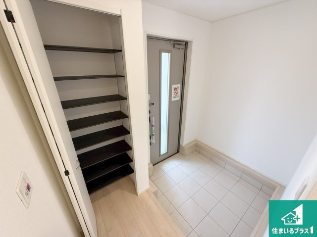 和歌山市和歌川町　第1期　新築一戸建ての玄関|ご家族皆様の靴もたっぷり収まる大容量の玄関収納を設けました。見た目もスッキリ綺麗な玄関に！