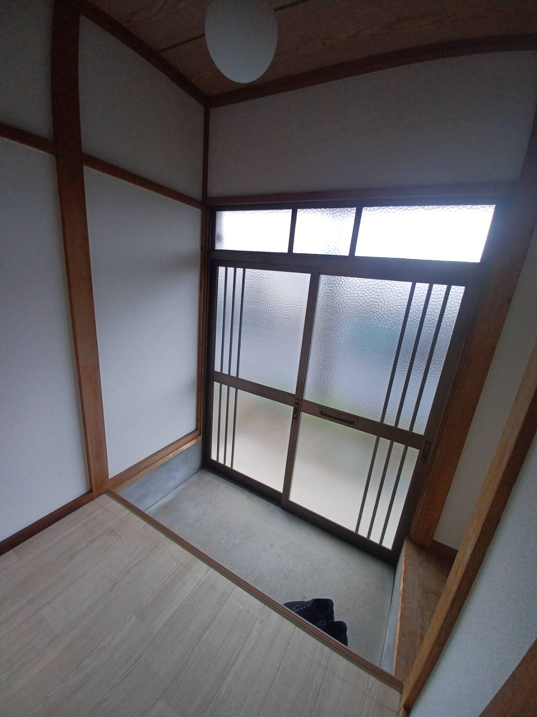 金成　善行戸建の玄関